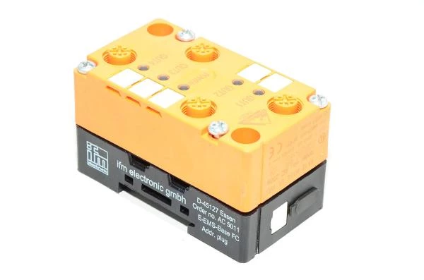 IFM AC5011 AS-i E-EMS-pohja kytkentä moduuli jossa FC osoitteenantopistoke ja IFM AC2008 AS-i aktiivinen I/O moduuli jossa 4x syöttävää transistorilähtöä 24VDC