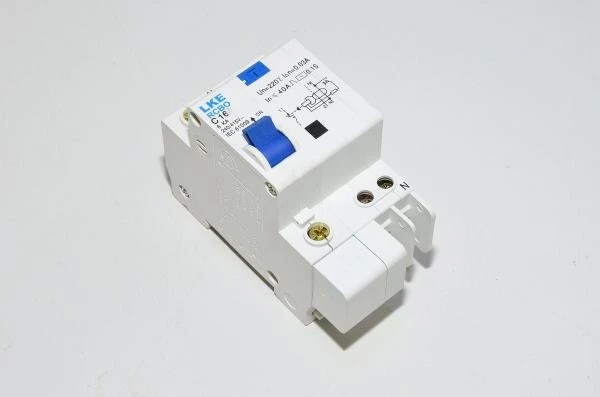 16A 1-vaihe C-tyypin LKE RCBO vikavirtasuojasulake 30mA 415VAC