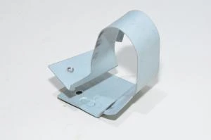 Korkeajännitekondensaattorin asennuskiinnike, malli 2