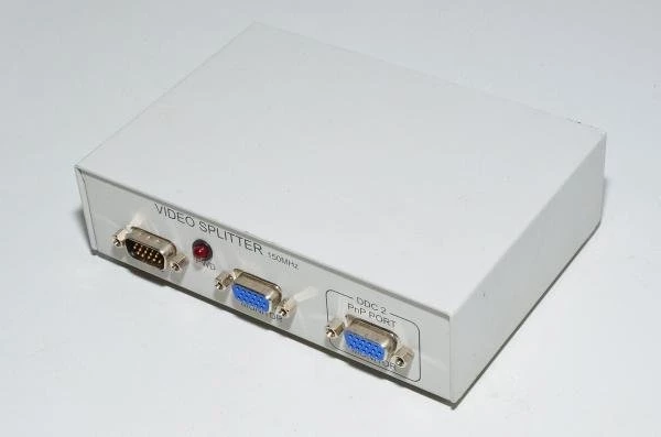 VGA video splitter 1x VGA sisään 2x VGA ulos videosplitteri 150MHz kaistanleveydellä