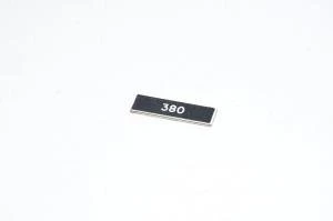 Merkkikilpi, musta, 32x8mm suorakulmainen, "380"