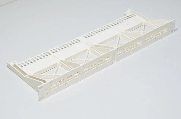 R&M 19" 1U räkkiasennettava kytkentäpaneeli 16x 16,75x14,45mm reijällä, PC 10%GF
