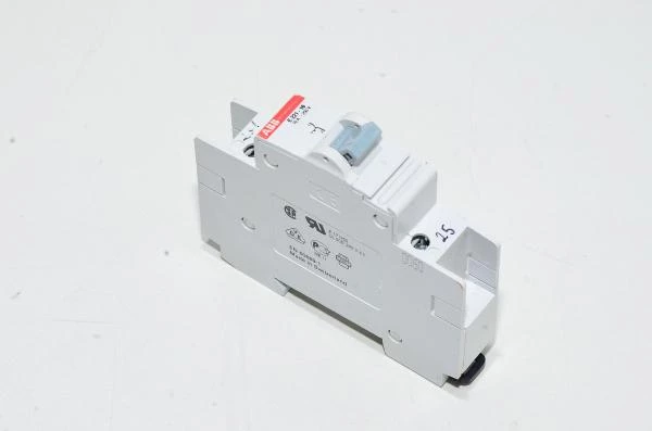 ABB E221-4 16A 250VAC 3-position DIN-rail mountable switch with 1x SPDT contacts