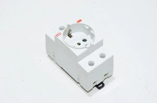 ABB M1173 16A 250V DIN-kiskoasennettava maadoitettu CEE 7/3 sukopistorasia