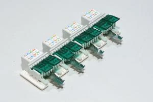 4x R&M R925371 CAT5e LAN liitinmoduulia asennuskiinnikkeessä *uusi*