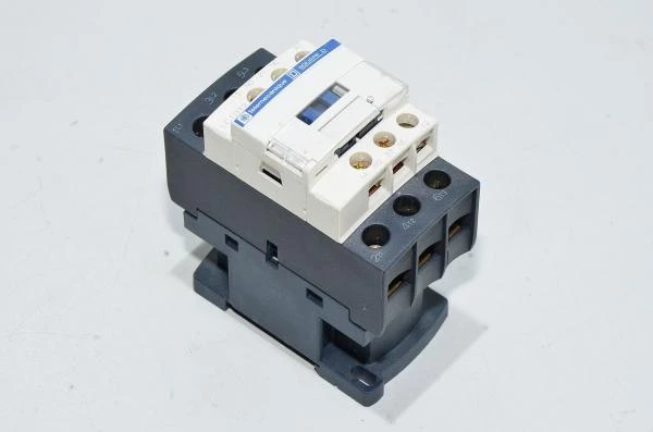 Schneider Electric Telemecanique Square D LC1D32 3x NO 50A, 1x NC ja 1x NO 10A 690VAC, 230VAC kontaktori