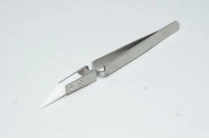 135x8mm käänteisesti toimivat ruostumattomat teräspinsetit 37mm taitetuilla valkoisilla mattapintaisilla keraamisilla pinsetinkärjillä *uusi*