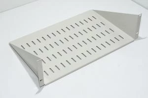 19" 3U 482x300x133mm valkoinen teräksinen laiteräkkihylly pyöristetyillä reijillä ja 10,5x6,8mm ovaaleilla reijillä