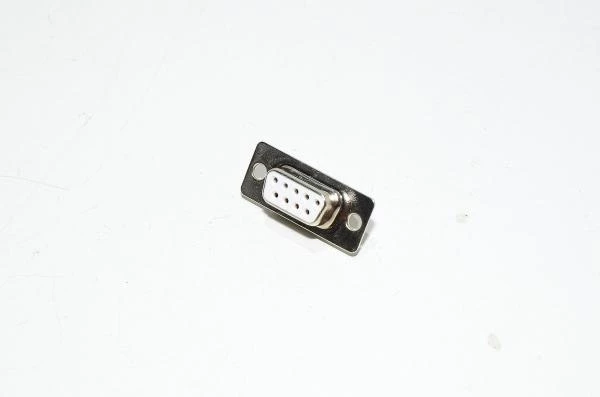 D-Sub 9-pin DE-9F naarasliitin juotoskupeilla *uusi*