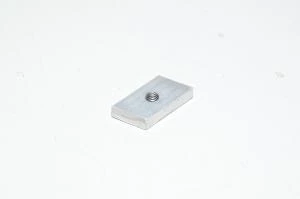 M6 alumiininen vinoneliömutteri T-uraan 25x15x6mm