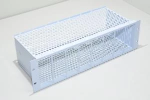 19" 3U 484x183x132mm valkoinen teräksinen laiteräkki 8x 48x112mm reijillä laitteita varten