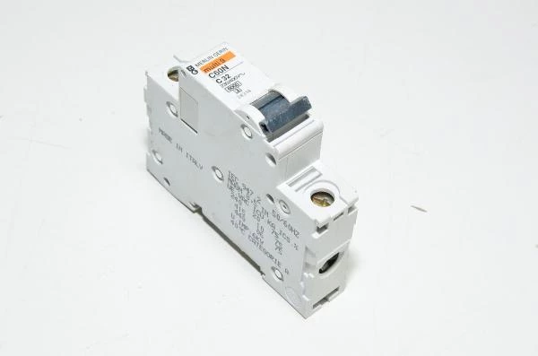 32A 1-vaihe C-tyypin automaattisulake / johdonsuojakatkaisija Merlin Gerin multi9 C60N C32 230VAC / 400VAC