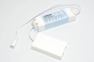 Max 50VDC 0,9A 30W ulos 220-240VAC sisään Airam ED-SC II 30W900I SMPS vakiovirtalähde + 5,5x2,1mm uros DC liitin