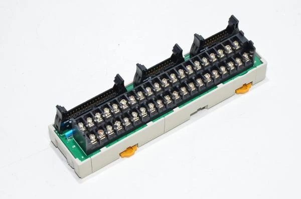 Omron XW2B-40G5 terminal block conversion unit