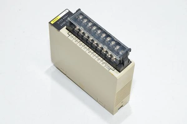 Omron Sysmac C200H-OD212 diskreetti ulostuloyksikkö 16x syöttävää transistorilähtöä 24VDC 100mA