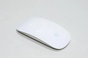 Apple Magic Mouse -hiiri, Bluetooth *muoviset pehmustelistat puuttuvat pohjasta*