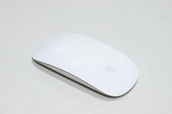 Apple Magic Mouse -hiiri, Bluetooth *muoviset pehmustelistat puuttuvat pohjasta*
