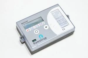 Kamstrup Multical 66C0300151 digitaalinen lämpöenergiamittari + seinäkiinnike