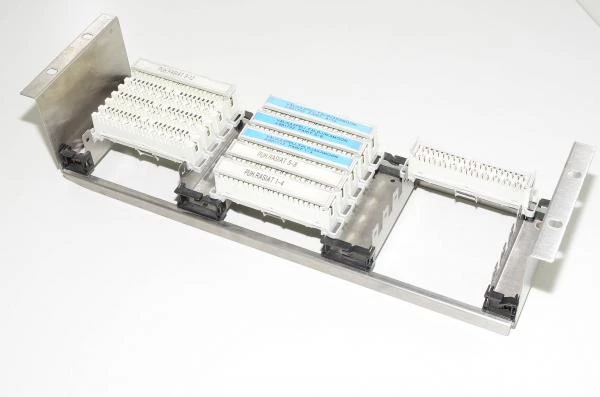 Syvennetty 19" 3U räkkiasennettava kehikko 15 Krone tyyppiselle liitin moduulille