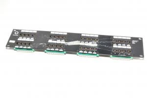 Lucent 19" 2U räkkiasennettava paneeli jossa 32 Krone tyyppistä CAT 5 liitintä