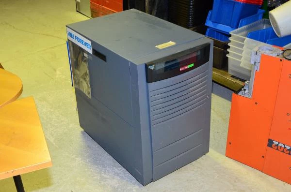 Digital Alpha Server 4100 6U+8U räkki jossa 2x sulakkeella varustettua virranjakajaa joissa 1x IEC uros syöttö ja 5x IEC naaras pistokkeet ulostuloille