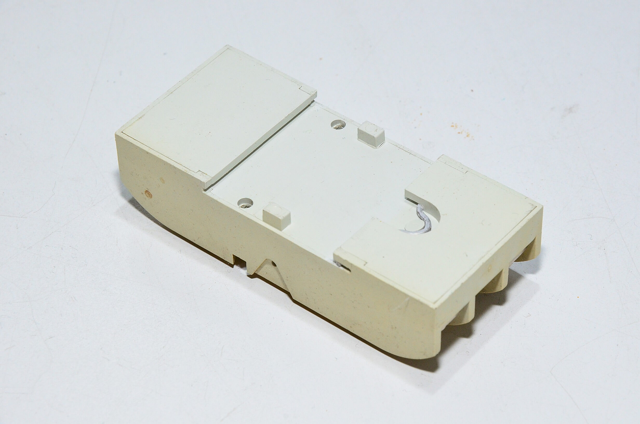 11-pin Sub-Magnal B11A circular relay base, somewhat yellowed