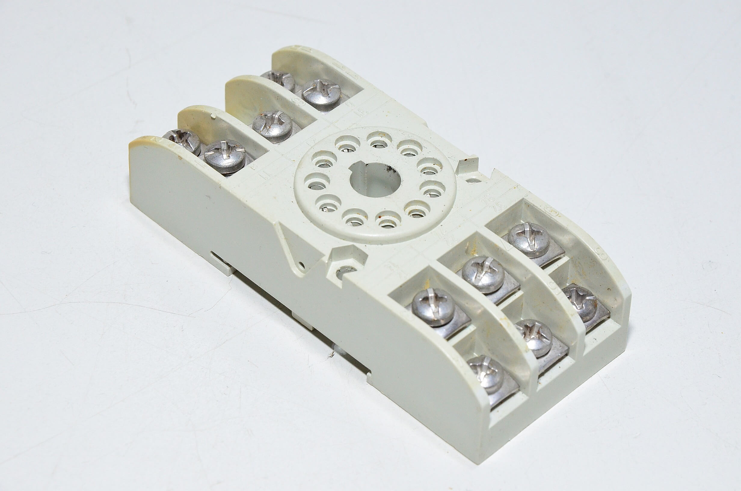11-pin Sub-Magnal B11A circular relay base