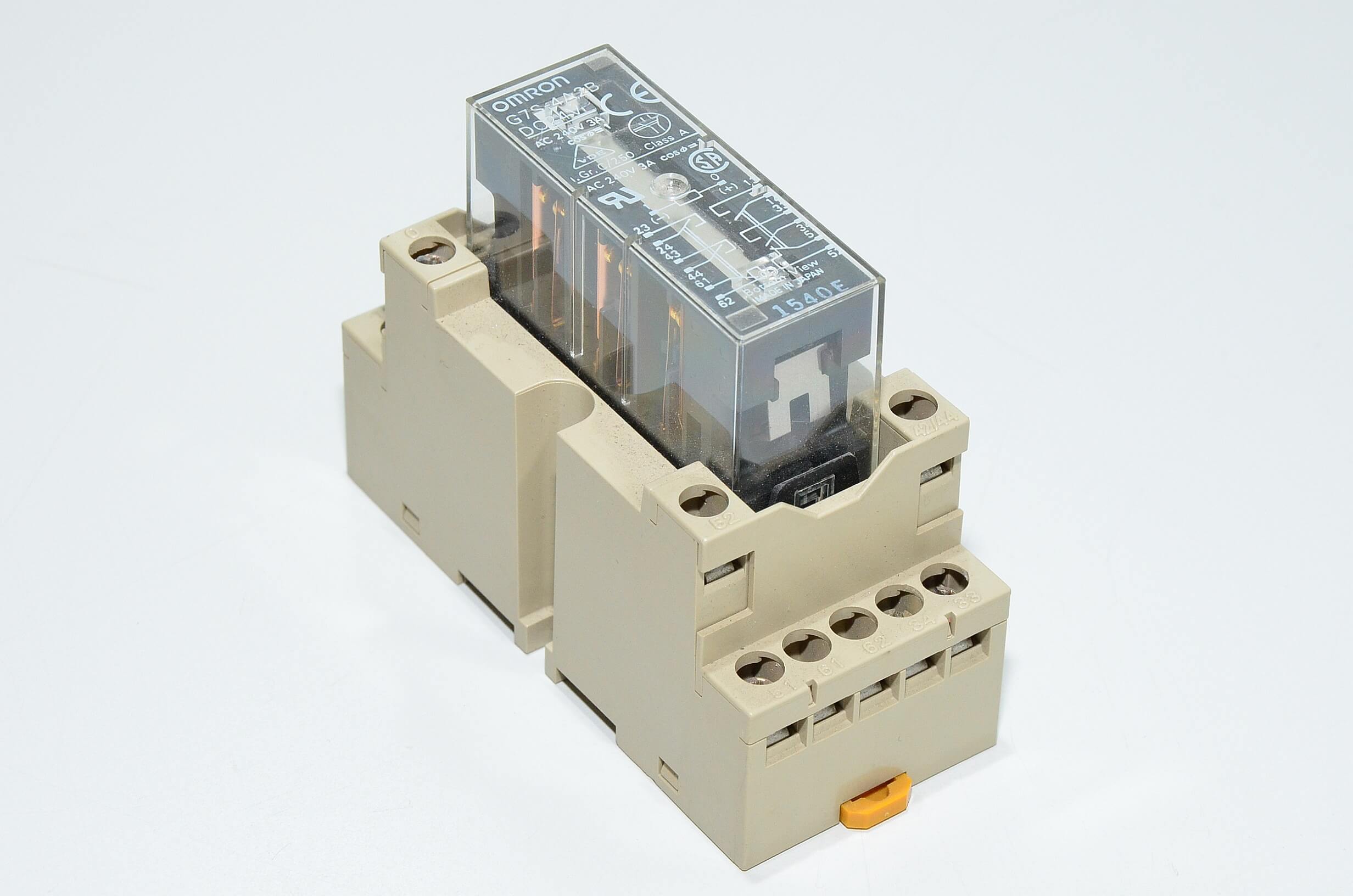 Omron G7S4A2B safety relay with positive forceguided contacts 24VDC