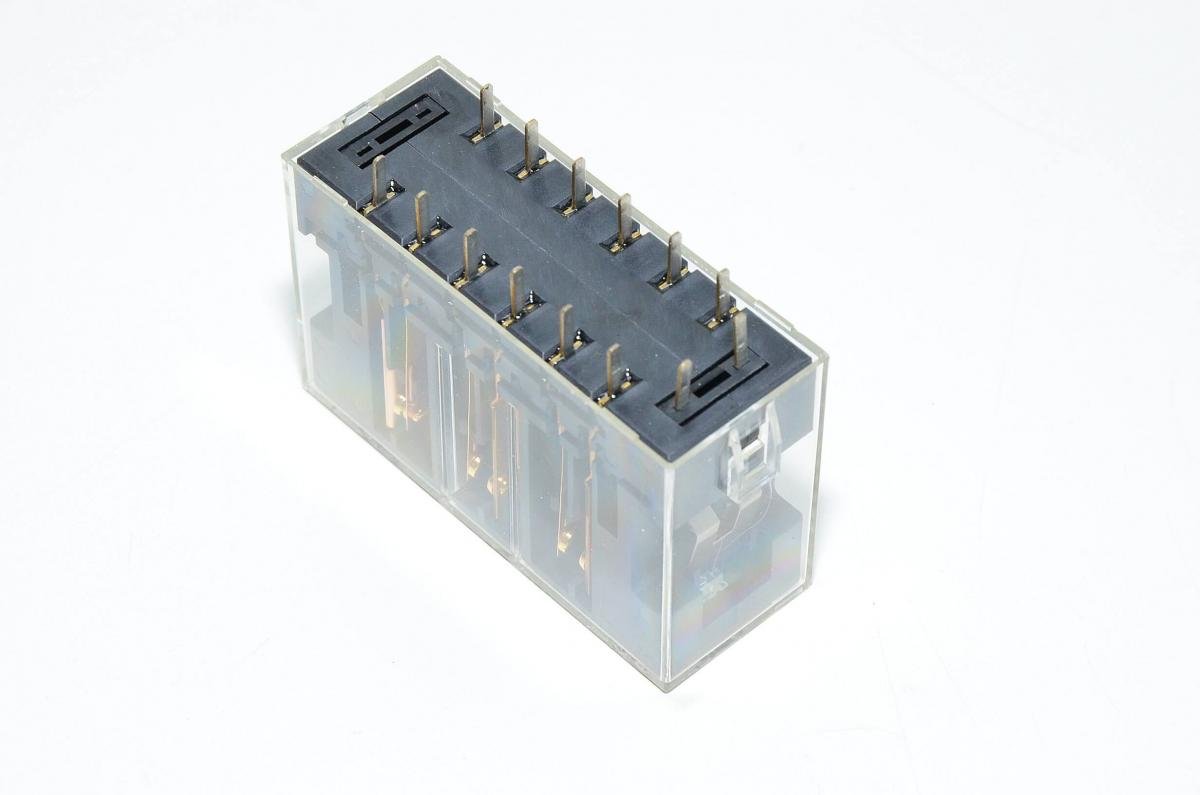 Omron G7S4A2B safety relay with positive forceguided contacts 24VDC