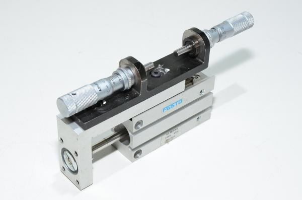 Festo SLS-16-30-P-A 170502 miniluistiyksikkö lineaarijohteella + 2x Mitutoyo 148-504 mikrometriruuvia iskun rajoitusta varten