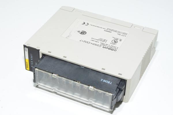 Omron Sysmac C200H-OD217 ulostuloyksikkö jossa 12x syöttävää transistorilähtöä 5-24VDC 0,3A