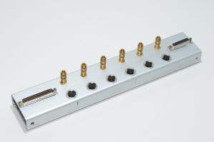 Alumiininen liitinpaneeli jossa 1x 25pin naaras D-, 1x 37pin uros D-, 6x 5pin 240° kierteellinen DIN- ja 6x Festo KD-M5 pikaliitin