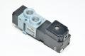 Parker Kuroda RCS2406-02-D24G 5/2 solenoidiventtiili R1/4" porteilla ja 24VDC solenoidikelalla jossa ruuviterminaali