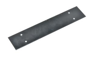 200x40x1mm musta metallilevy jossa 4x 3.8mm reiät (sopii Afag ST ja SE sarjan ohjainten kiinnitykseen)