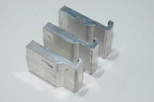 Pallet gripping claw or mountig bracket with 1x M10x1.5 mounting hole, aluminium, 3x set