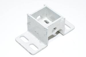 Teräksinen asennuskisko jossa 4x 8.8x19.8mm, 4x 5.5x11.5mm, 2x 11.9mm reiät