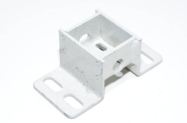 Teräksinen asennuskisko jossa 4x 8.8x19.8mm, 4x 5.5x11.5mm, 2x 11.9mm reiät