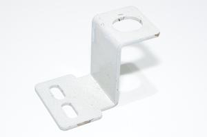 Teräksinen asennuskisko jossa 2x 8.8x19.8mm, 1x 19.9x24.7mm reiät