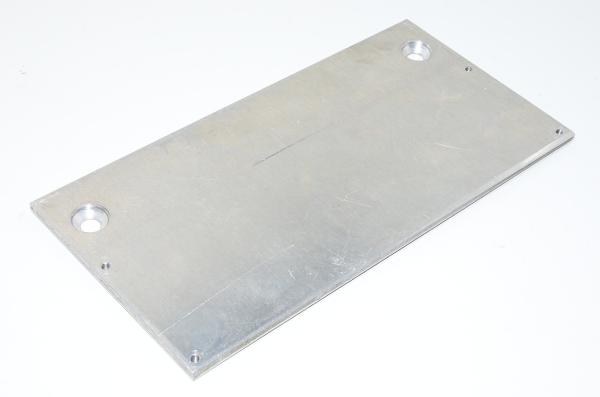 Alumiininen kytkinpaneeli 110x220x5mm jossa 2x upotettua 8mm ja 4x M4 reiät