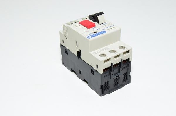 Telemecanique GV2-M08 2,5-4A thermal-magnetic motor circuit breaker with GV2-AE11 1x NC and 1x NO auxiliary contacts