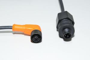 Anturikaapeli IFM E10900 jossa valettu muovinen kulmamallin A-koodattu suojaamaton 4-pin naaras M12 + Phoenix Contact SACC-M12MS-4QCON 1681415 4pin uros M12 anturiliittimet