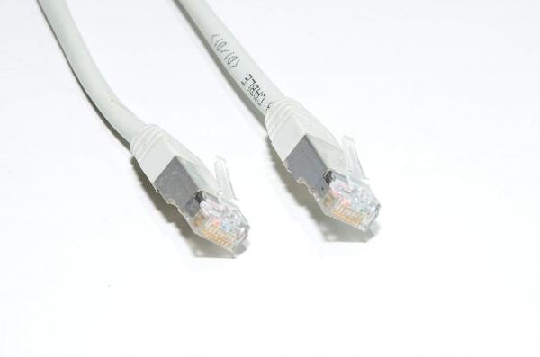 2m Suojattu CAT5e verkkokaapeli valkoinen (RJ45 - RJ45)