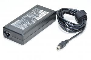 15VDC 6A 90W ulostulo, 100-240VAC sisääntulo Toshiba PA2521U-2AC3 hakkurivirtalähde, 6,5x3mm DC plugi