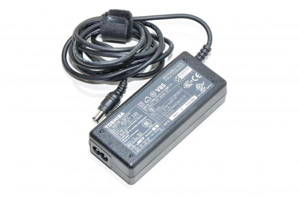 15VDC 4A 60W ulostulo, 100-240VAC sisääntulo Toshiba PA3282U-1ACA hakkurivirtalähde, 6,5x3mm DC plugi