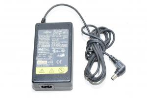 16VDC 3,36A 53W ulostulo, 100-240VAC 1,3-0,7A sisääntulo Fujitsu CA01007-0610 hakkurivirtalähde, 6,5x4,5mm DC plugi keskipiikillä
