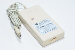 18VDC 1,7A 30W ulostulo, 100-240VAC 0,7-0,4A sisääntulo Toshiba PA2431U hakkurivirtalähde, 5,5x2,1mm DC plugi