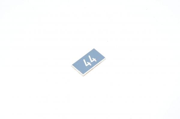 Merkkikilpi, harmaa, 20x11mm suorakulmainen, "44"