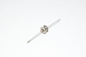 145V aksiaalinen kaasupurkausputki (GDT, gas discharge tube) ylijännitesuoja 28mm johtimilla *uusi*