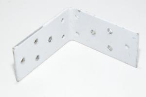 80x80x40x3mm teräksinen kulmarauta jossa 12x 5mm reikiä ja valkoista väriä