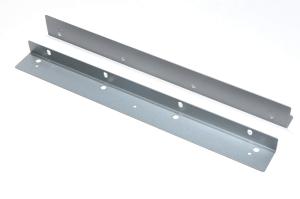 400x40x25x1,2mm harmaa räkkiasennuskiinnikkeet 4x 6,8x10mm ovaalia reikää, 4x 8mm ja 3x 4,4mm reikää *uusi*